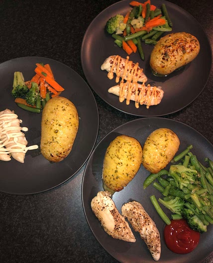 Chicken with hassleback potatoes and veggies 