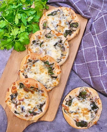 Do you like spinach and cheese pies? It’s so delicious I used my fast dough to make them and they turned out so delicious Get recipe below 👇 ✨Dough recipe: 5 cups flour 2cups warm water 1/2 cup vegetable oil 2 tbsp sugar 2 tbsp yeast 1 tsp salt ✨Filling r