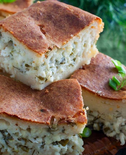 Заливной пирог с творогом, сыром и зеленью