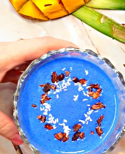 Miracle smoothie bowl: Blue Spirulina recipe