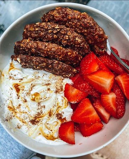 SWIPEE FOR THE DIP ➡️!! 🍪👅✨ . . . It’s been a HOT MINUTE since I shared a breakfast cookie bowl with you guys, so here’s yesterday’s scene! As you know I’ve been making these high protein oat cookies for years n years and they never get old. Such a quick
