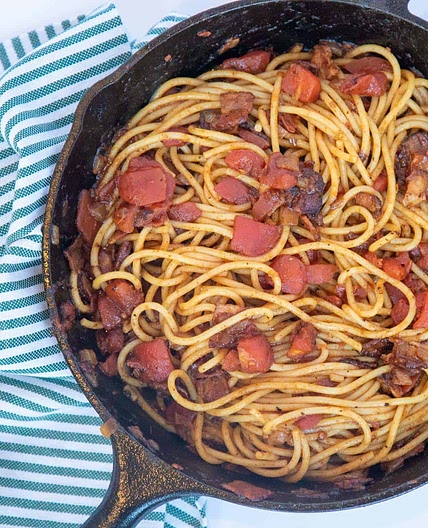 Quick Pantry Spaghetti with Bacon and Tomatoes (Spaghetti Red)