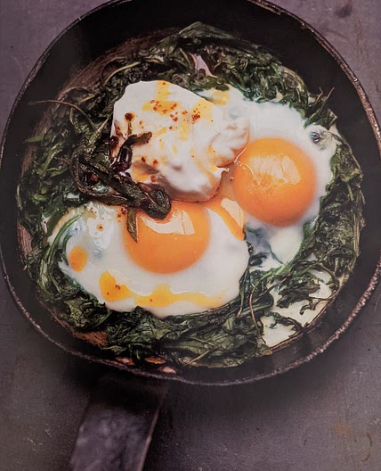 Oeufs à la roquette, yogourt et beurre épicé