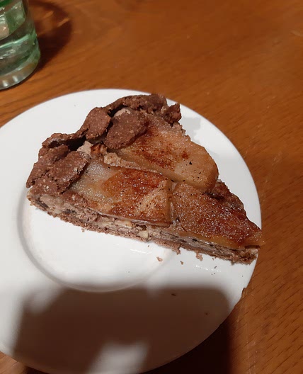 crostata al cioccolato, pere e nocciole