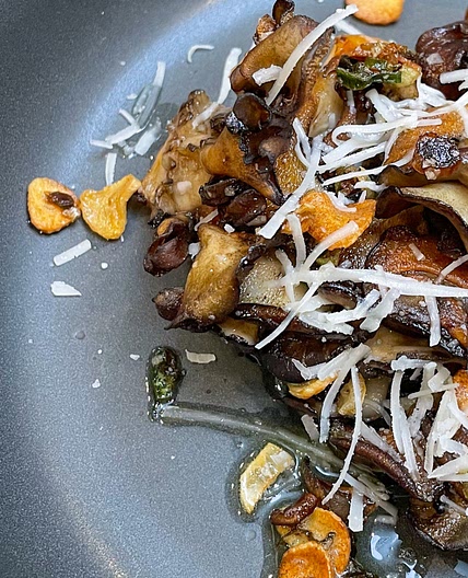 Miatake mushrooms with scallion and crispy garlic