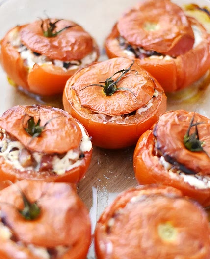 Tomates farcies au chèvre chaud