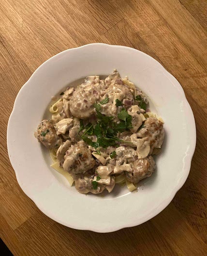 Pasta champi-roomsaus met kipgehaktballetjes