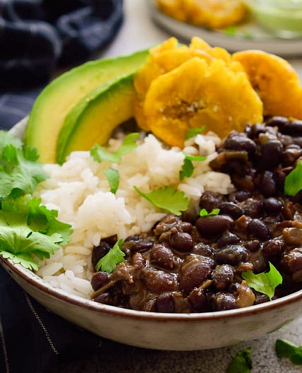 Arroz con Frijoles y ensalada
