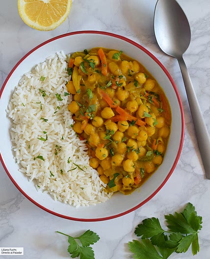 Arroz con garbanzos y ensalada
