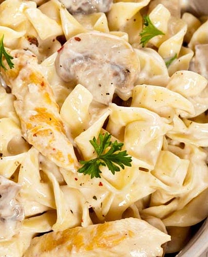 Pasta con pollo y champiñones