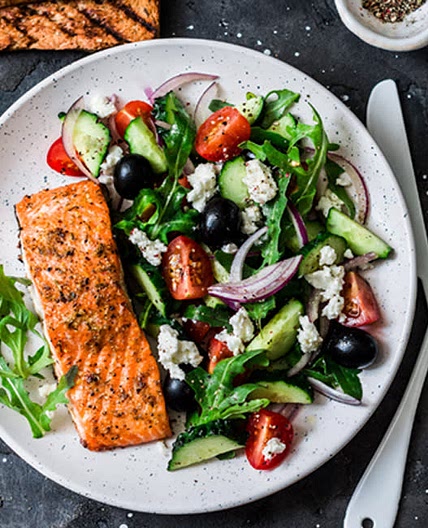 Salmón con Ensalada