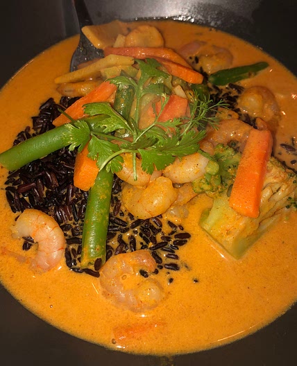 Yellow prawn curry with black rice 