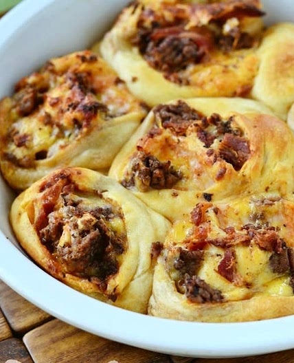 Bacon Cheeseburger Pizza Pinwheels