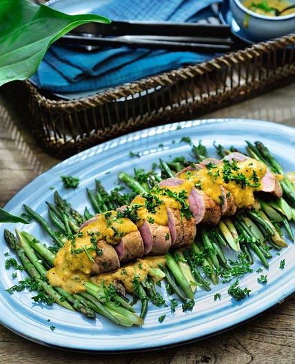 Varkenshaasje met prinsessenboontjes, asperges en een sinaasappelsausje
