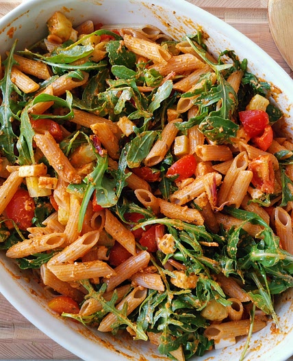 Pasta met rode pesto en kalkoenspekjes