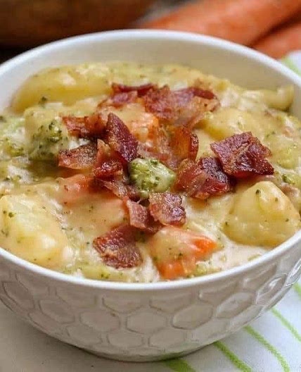 LOADED BROCCOLI, CHEESE, & POTATO SOUP