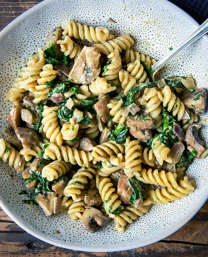 Cremige Champignon-Spinat-Pasta