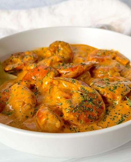 The creamiest shrimp dish ever. The sauce is everything you want, but more. It is easy, dairy-free, and something that you can enjoy on December 24th for all my seafood lovers. I will give you all the substitutions below in my comments and if you don’t lik