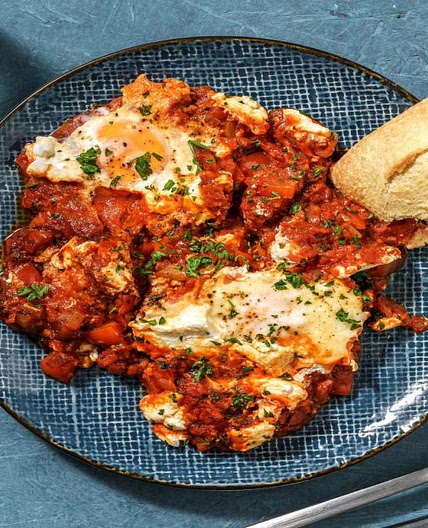 Chakchouka au fromage de chèvre frais aux légumes sautés, œufs et poivron