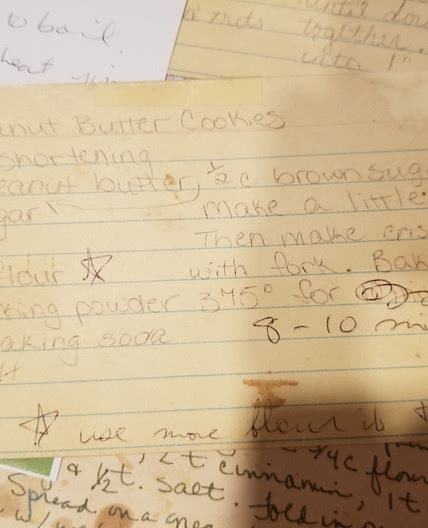 Moms peanutbutter cookies (w/Hershey's kiss)