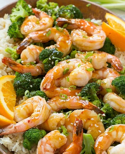Shrimp and broccoli rice with garlic and oranges