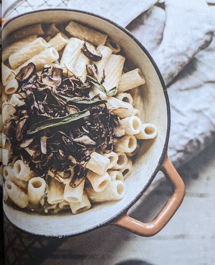 Pâtes au fromage de noix de cajou, garniture aux champignons.