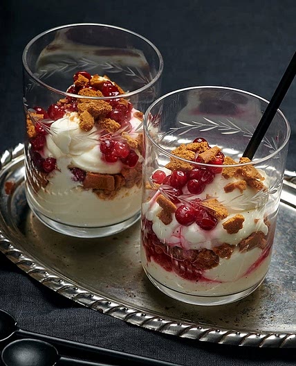 Cheesecake i glas med pepparkaka och lingon