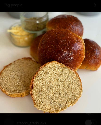 Italian herbs and cheese bread rolls