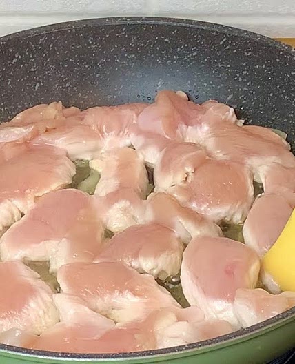 Самое Вкусное ВТОРОЕ из КУРИЦЫ! Курица в сметанном соусе. Простой рецепт из куриного филе за минуты!