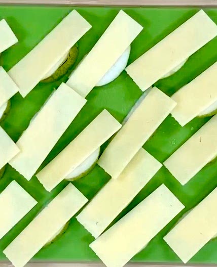 Pear and Cheese Slices 169 calories *