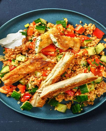 Sigara Börek mit Hirtenkäse auf Bulgursalat Bei diesem Gericht wird 50% weniger CO2e durch Zutaten verursacht als bei einem durchschnittlichen HelloFresh Rezept