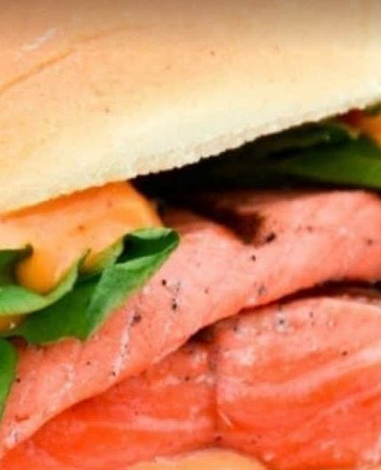 Salmon sliders with sriracha aioli
