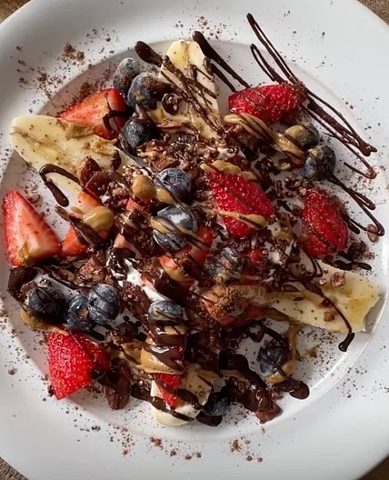 Banana, yogur, granola y frutas