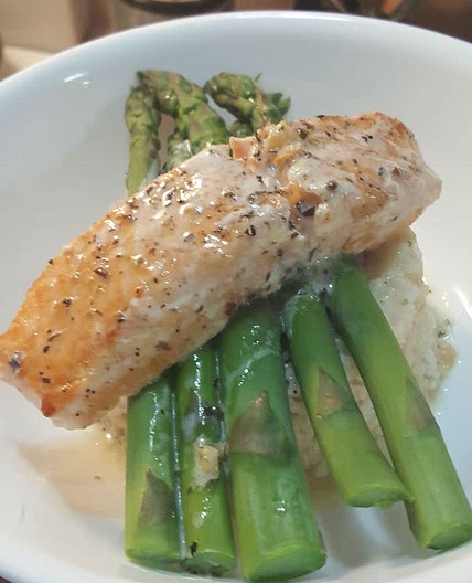 Salmon with Broccoli, Brown Rice and Garlic Butter Sauce