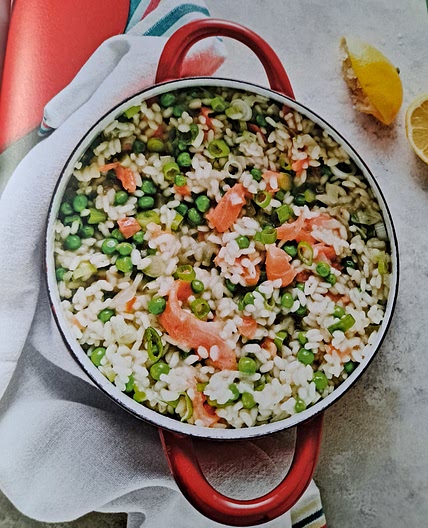 Oven-baked risotto with smoked salmon and peas