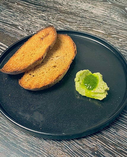 Avo butter with herb oil 