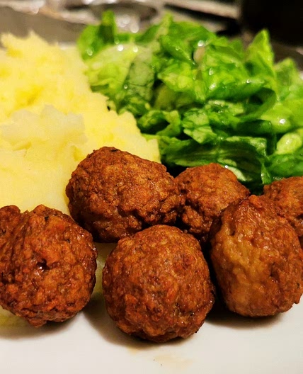 Vegan meatballs with potato puree and salad