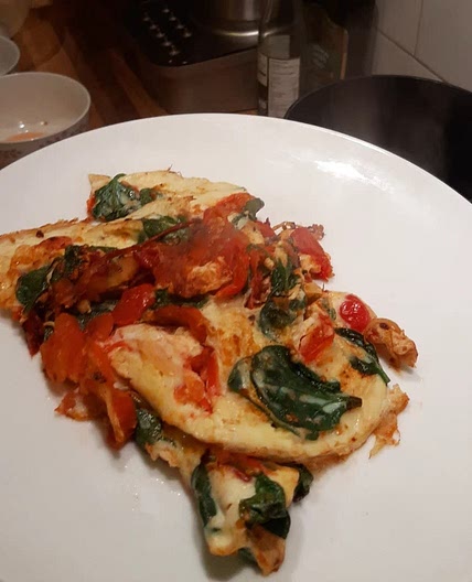 Spinach and tomatoes omelette