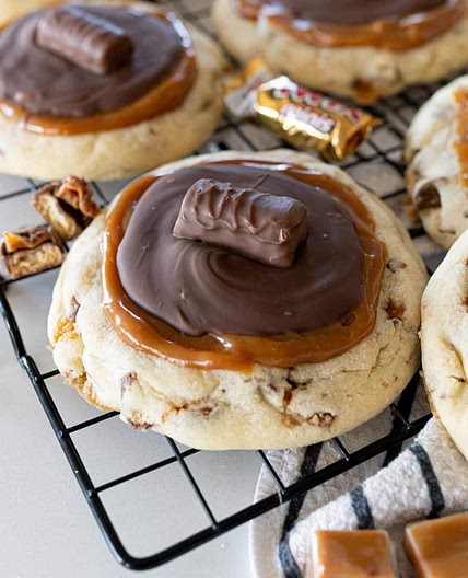 Crumbl 🙀  Twix Cookie