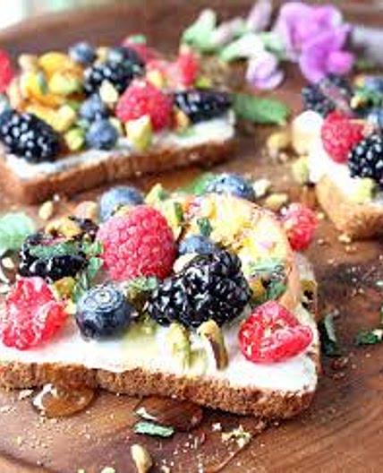 Fruity toast with ricotta compote
