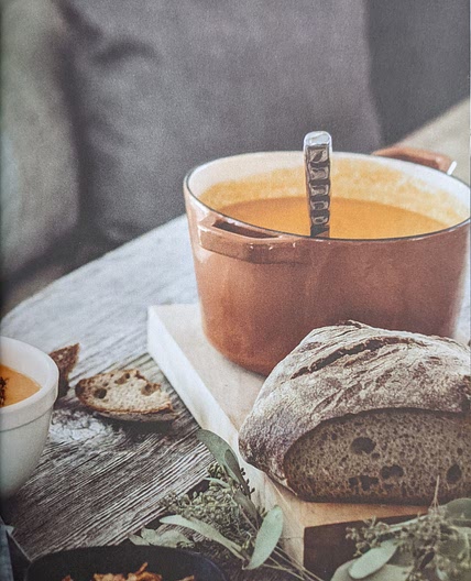 Potage de patates douces et poivrons rouges, bacon d'amandes