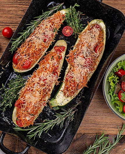 Zucchini gefüllt mit Fadennudeln