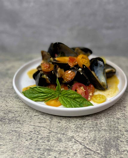 Mussels in Tomato Garlic Butter Sauce