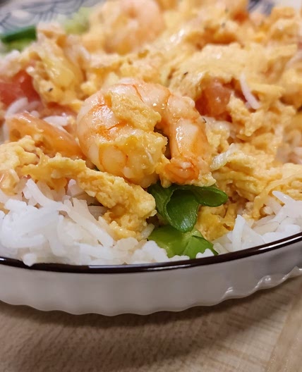 Scrambled egg with tomatoes and shrimps