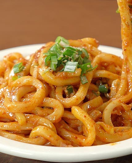 Spicy Peanut Butter Noodles :: Super Easy 3 Minute Recipe