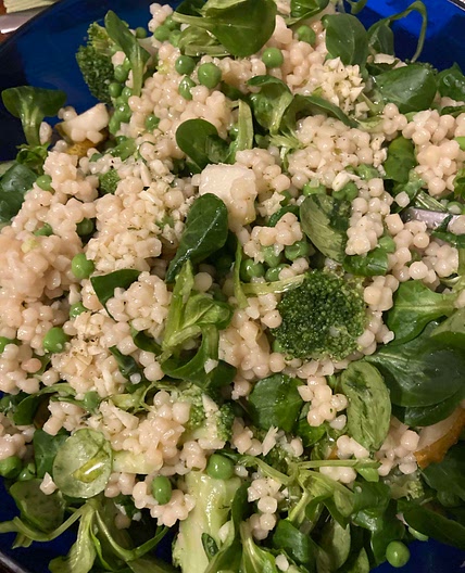 Parelcouscoussalade met broccoli en peer