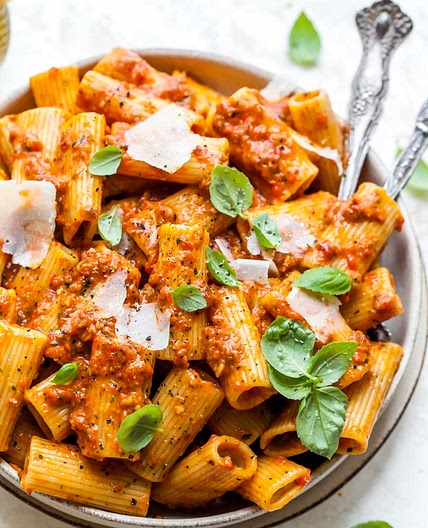 One Pot Sundried Tomato Pesto Pasta