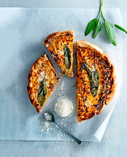 zoete-aardappeltaart met yoghurt, parmezaan en salie