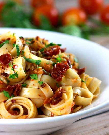 Quick and Easy Sundried Tomatoes and Garlic Pasta
