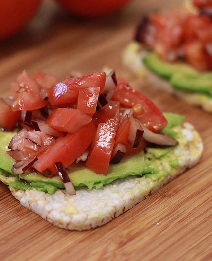 Guacamole tomato balsamic rice cakes 105 calories 20g carbs 1.5g fat. 2g protein *